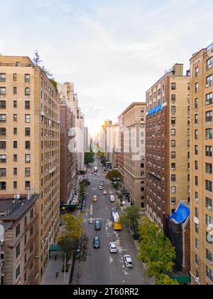 Foto con droni verticali NYC. Vista aerea degli appartamenti lungo West End Avenue Foto Stock
