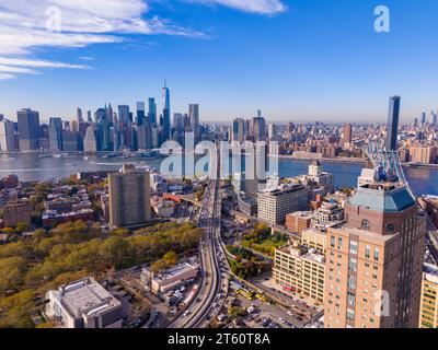 Scopri un'incredibile vista di Manhattan da Brooklyn. Foto aerea con drone Foto Stock