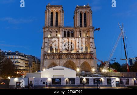 Parigi, Francia-5 novembre 2023: Restauro notturno della cattedrale di Notre-Dame. La cattedrale di Notre-Dame di Parigi fu danneggiata da un incendio il 15 aprile 2019 . Par Foto Stock
