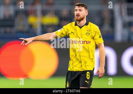 DORTMUND, GERMANIA - 7 NOVEMBRE: Salih Ozcan del Borussia Dortmund allena i suoi compagni di squadra durante la partita di UEFA Champions League gruppo F tra Borussia Dortmund e Newcastle United FC al Signal Iduna Park il 7 novembre 2023 a Dortmund, Germania (foto di Joris Verwijst/Orange Pictures) Foto Stock