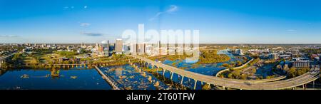 Stampa panoramica aerea di Richmond Virginia 2023. Vista sulla città e sul fiume James Foto Stock