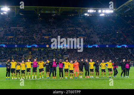 DORTMUND, GERMANIA - 7 NOVEMBRE: Gregor Kobel di Borussia Dortmund, Julian Ryerson di Borussia Dortmund, Nico Schlotterbeck di Borussia Dortmund, Mats Hummels di Borussia Dortmund, Niklas Sule di Borussia Dortmund, Salih Ozcan di Borussia Dortmund, Marcel Sabitzer di Borussia Dortmund, Julian Brandt di Borussia Dortmund, Felix Nortmund, Nortmund, Karim Adeyemi di Borussia Dortmund, Niclas Fullkrug di Borussia Dortmund, Marius Wolf di Borussia Dortmund, Giovanni Reyna di Borussia Dortmund, Marco Reus di Borussia Dortmund, Youssoufa Moukoko di Borussia Dortmund, Alexander Meyer di Boruss Foto Stock