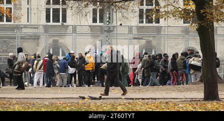 Drogenabhängige stehen am Zaun auf dem Vorplatz vom Drob Inn, der Kontakt- und Beratungsstelle mit integrierten Drogenkonsumräumen am Besenbinderhof. St Georg Hamburg *** i tossicodipendenti si trovano alla recinzione sul piazzale del Drob Inn, il centro di contatto e consulenza con camere integrate per il consumo di droga al Besenbinderhof St Georg Hamburg Credit: Imago/Alamy Live News Foto Stock