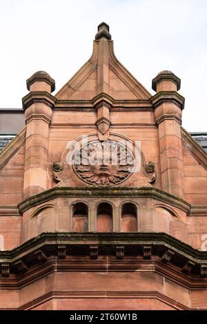 Motivo del sole massonico con volto simbolo massonico - Ex Tempio massonico, Glasgow, Scozia, Regno Unito Foto Stock