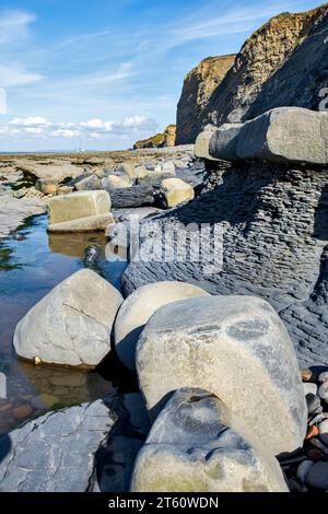 Kilve Beach e la costa rocciosa, a Kilve, Quantocks, Somerset, Regno Unito in una giornata di sole. La spiaggia è famosa per aver trovato fossili. Foto Stock