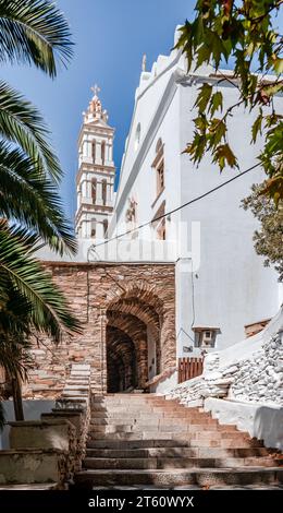 La chiesa cattolica dedicata all'Annunciazione di Theotokos, con il campanile in marmo a cinque piani a Kardiani, Tinos, Isole Cicladi, Grecia. Foto Stock