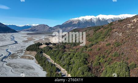 Fotografia aerea del fiume intrecciato con pochissima acqua che scorre attraverso il passo alpino dell'Arthurs Foto Stock