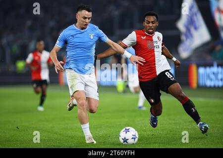 Roma, Italie. 7 novembre 2023. Gil Patricio Gabarron Patric del Lazio si aggiudica il ballo con Quinten Timber del Feyenoord durante la UEFA Champions League, gruppo e partita di calcio tra SS Lazio e Feyenoord il 7 novembre 2023 allo Stadio Olimpico di Roma, Italia - foto Federico Proietti/DPPI Credit: DPPI Media/Alamy Live News Foto Stock