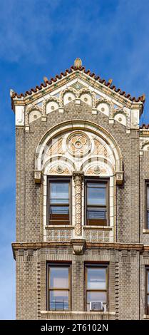 Il 3235 Grand Concourse è un basso edificio residenziale nel Jerome Park, nel Bronx, noto per i suoi dettagli in terracotta policroma. Foto Stock