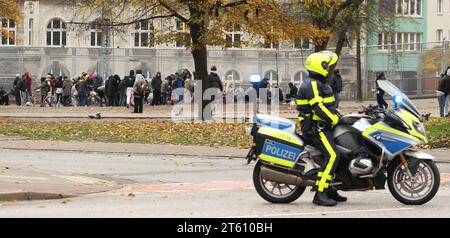 Drogenabhängige stehen am Zaun auf dem Vorplatz vom Drob Inn, der Kontakt- und Beratungsstelle mit integrierten Drogenkonsumräumen am Besenbinderhof. St Georg Hamburg *** i tossicodipendenti si trovano alla recinzione sul piazzale del Drob Inn, il centro di contatto e consulenza con camere integrate per il consumo di droga al Besenbinderhof St Georg Hamburg Credit: Imago/Alamy Live News Foto Stock