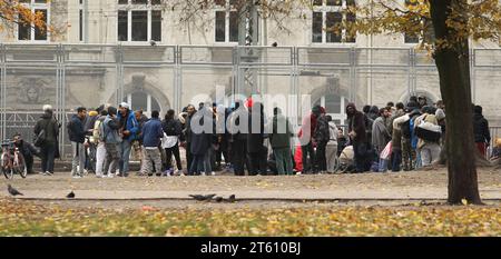 Drogenabhängige stehen am Zaun auf dem Vorplatz vom Drob Inn, der Kontakt- und Beratungsstelle mit integrierten Drogenkonsumräumen am Besenbinderhof. St Georg Hamburg *** i tossicodipendenti si trovano alla recinzione sul piazzale del Drob Inn, il centro di contatto e consulenza con camere integrate per il consumo di droga al Besenbinderhof St Georg Hamburg Credit: Imago/Alamy Live News Foto Stock