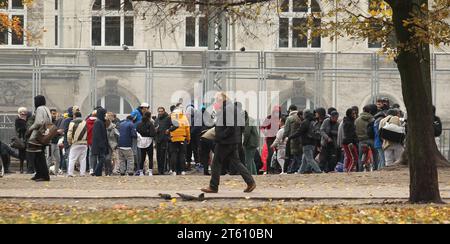 Drogenabhängige stehen am Zaun auf dem Vorplatz vom Drob Inn, der Kontakt- und Beratungsstelle mit integrierten Drogenkonsumräumen am Besenbinderhof. St Georg Hamburg *** i tossicodipendenti si trovano alla recinzione sul piazzale del Drob Inn, il centro di contatto e consulenza con camere integrate per il consumo di droga al Besenbinderhof St Georg Hamburg Credit: Imago/Alamy Live News Foto Stock