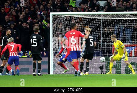 Antoine Griezmann (sinistra) dell'Atletico Madrid segna il terzo gol della squadra durante la partita di UEFA Champions League Group e all'Estadio Metropolitano di Madrid. Data immagine: Martedì 7 novembre 2023. Foto Stock