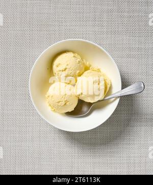ciotola di gelato alla vaniglia, vista dall'alto Foto Stock
