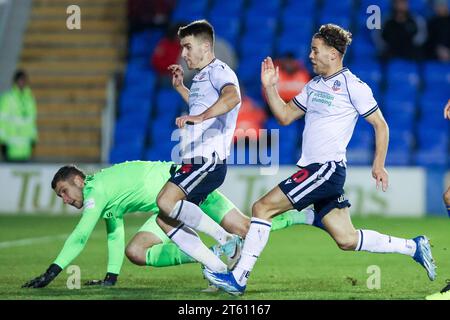 Shrewsbury, Regno Unito. 7 novembre 2023. George Thomason e Dion Charles di Bolton in azione attaccante mentre il pallone passa oltre il portiere di Shrewsbury, Marko Maroši per mettere i visitatori davanti a sé durante la partita EFL Sky Bet League 1 tra Shrewsbury Town e Bolton Wanderers a Croud Meadow, Shrewsbury, Inghilterra il 7 novembre 2023. Foto di Stuart Leggett. Solo per uso editoriale, licenza necessaria per uso commerciale. Nessun utilizzo in scommesse, giochi o pubblicazioni di un singolo club/campionato/giocatore. Credito: UK Sports Pics Ltd/Alamy Live News Foto Stock