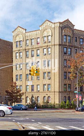 Il 3235 Grand Concourse è un basso edificio residenziale nel Jerome Park, nel Bronx, noto per i suoi dettagli in terracotta policroma. Foto Stock