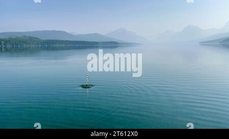 In una giornata di sole, potrai fare un tuffo nella roccia nello splendido lago McDonald nel Glacier National Park by West Glacier in Montana. Foto Stock