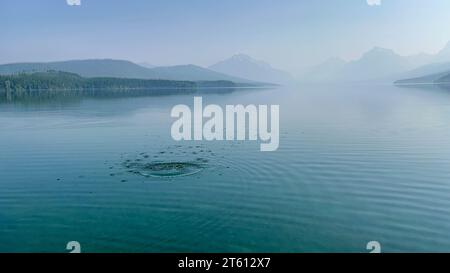 In una giornata di sole, potrai fare un tuffo nella roccia nello splendido lago McDonald nel Glacier National Park by West Glacier in Montana. Foto Stock