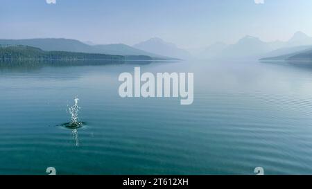 In una giornata di sole, potrai fare un tuffo nella roccia nello splendido lago McDonald nel Glacier National Park by West Glacier in Montana. Foto Stock