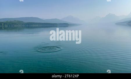 In una giornata di sole, potrai fare un tuffo nella roccia nello splendido lago McDonald nel Glacier National Park by West Glacier in Montana. Foto Stock