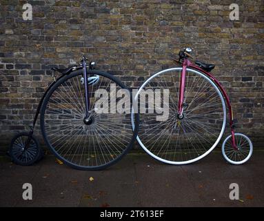 Penny Farthing biciclette ordinarie Concours Marlborough Road St James's Londra a Brighton Veteran Car Run Foto Stock