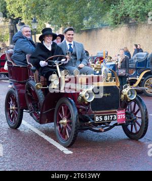 Il partecipante 275 ha vinto il premio Young driver Award nella Peugeot London 1904 a Brighton Veteran Car Run Concours Marlborough Road St James's London Foto Stock