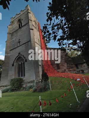 Wellesbourne, Warwickshire, Regno Unito. 6 novembre 2023. 8000 papaveri a maglia installati nella chiesa e villaggio di San Pietro, creati per il giorno della memoria. Foto Stock