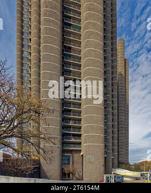 Le Tracey Towers sono brutali torri residenziali progettate da Paul Rudolph e completate nel 1972 con il programma Mitchell-Lama. Foto Stock