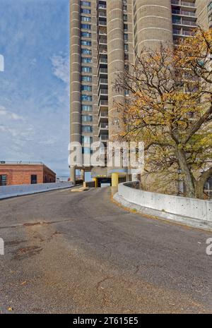 Le Tracey Towers sono brutali torri residenziali progettate da Paul Rudolph e completate nel 1972 con il programma Mitchell-Lama. Foto Stock