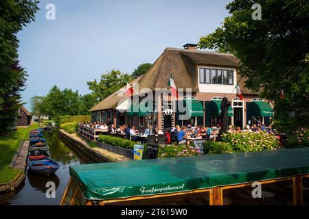 Gite in barca sui canali di Giethoorn a Flevoland, Paesi Bassi Foto Stock