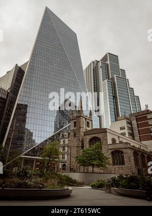 Londra, Regno Unito - 23 ottobre 2023 - St Andrew Undershaft Church di fronte ai moderni grattacieli sullo sfondo. Vista architettonica del vecchio e del nuovo edificio Foto Stock