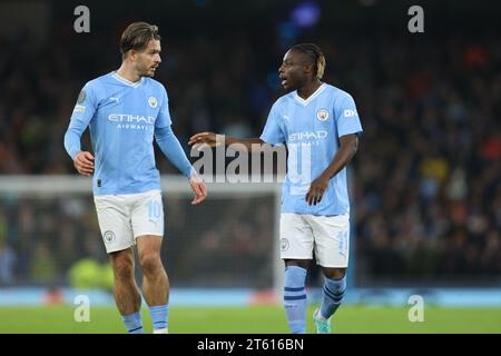 Jack Grealish del Manchester City riceve istruzioni da Jeremy Doku del Manchester City durante la partita di UEFA Champions League Group G tra Manchester City e BSC Young Boys all'Etihad Stadium di Manchester martedì 7 novembre 2023. (Foto: Pat Scaasi | mi News) crediti: MI News & Sport /Alamy Live News Foto Stock