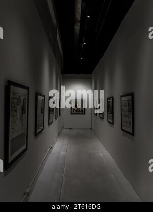 Bangkok, Tailandia. Feb - 06, 2022 : Fotografia esposta su parete bianca nella sala espositiva della galleria d'arte. Concetto di arte in fotografia. Nessuna messa a fuoco, Foto Stock