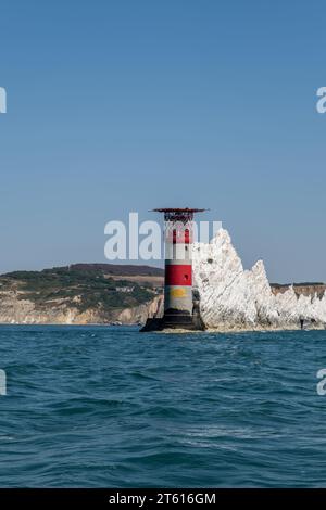 Una vista del faro di The Needles, Isola di Wight, da sud in una giornata di sole Foto Stock