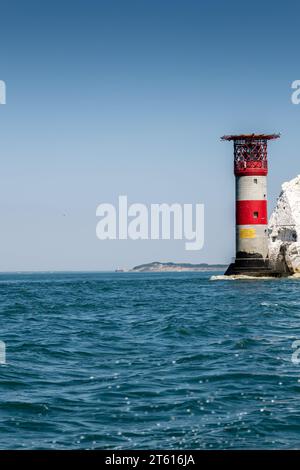 Una vista del faro di The Needles, Isola di Wight, da sud in una giornata di sole Foto Stock