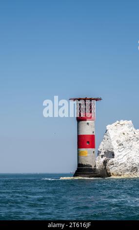 Una vista del faro di The Needles, Isola di Wight, da sud in una giornata di sole Foto Stock