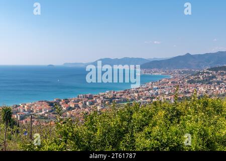 Vista della Riviera delle Palme da un arancio con le città costiere di pietra Ligure, Loano e l'Isola della Gallinara, Savona, Liguria Foto Stock
