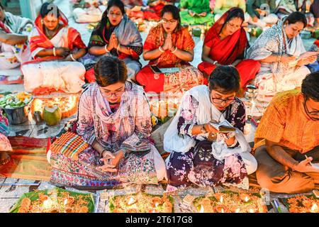 Dhaka, Bangladesh. 7 novembre 2023. I devoti indù siedono insieme a Prodip e pregano Dio di fronte al tempio Shri Shri Lokanath Brahmachari Ashram durante il festival religioso Kartik Brati o Rakher Upobash a Dacca. Credito: SOPA Images Limited/Alamy Live News Foto Stock
