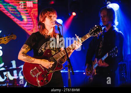 Sala Clamores, Madrid, Spagna. 7 novembre 2023. Esibizione dal vivo di Sarah Shook & The Disarmers. Crediti: EnriquePSans/Alamy Live News Foto Stock