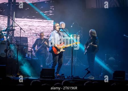 Die italienisch-britische Band dire Straits Legacy ist eine Tributband an die legendäre Britische Band um den Gitarristen Mark Knopfler. Hier bei einem Auftritt im Haus Auensee a Lipsia. Die Band setzt sich aus den ehemaligen Bandmitgliedern: Phil Palmer Gitarre Danny Cummings percussioni Mel Collins sassofono Alan Clark tastiera sowie der Produzentenlegende Trevor Horn Video Killed the Radiostar und den Italienern: MARCO CAVIGLIA, PRIMIANO DIBIASE und CRISTIANO MICALIZZI dire Straits Legacy Leipzig *** la band italo-britannica dire Straits Legacy è una tributo al leggendario British Ban Foto Stock