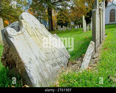 Primo piano della lapide rotta al 1806 Old First Congregational Church Cemetery a Bennington, Vermont Foto Stock