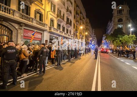 Barcellona, Spagna. 7 novembre 2023. La polizia forma una linea tra gli indipendentisti catalani e i nazionalisti spagnoli durante la manifestazione su VÌa Laietana. Una cinquantina di nazionalisti spagnoli con bandiere hanno cercato di rompere un evento chiamato dalla Commissione della dignità davanti alla stazione di polizia di Vía Laietana per chiedere che la stazione di polizia, l'ex quartier generale della polizia francosta, sia convertita in un Centro di interpretazione e memoria della repressione . Credito: SOPA Images Limited/Alamy Live News Foto Stock