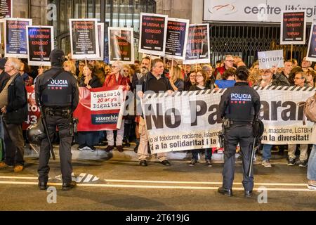 Barcellona, Spagna. 7 novembre 2023. I manifestanti dell'indipendenza catalana tengono uno striscione e dei cartelli che esprimono la loro opinione durante la manifestazione. Una cinquantina di nazionalisti spagnoli con bandiere hanno cercato di rompere un evento chiamato dalla Commissione della dignità davanti alla stazione di polizia di Vía Laietana per chiedere che la stazione di polizia, l'ex quartier generale della polizia francosta, sia convertita in un Centro di interpretazione e memoria della repressione . Credito: SOPA Images Limited/Alamy Live News Foto Stock