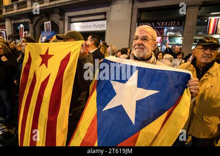 Barcellona, Spagna. 7 novembre 2023. I manifestanti hanno la bandiera dell'indipendenza della Catalogna durante la manifestazione. Una cinquantina di nazionalisti spagnoli con bandiere hanno cercato di rompere un evento chiamato dalla Commissione della dignità davanti alla stazione di polizia di Vía Laietana per chiedere che la stazione di polizia, l'ex quartier generale della polizia francosta, sia convertita in un Centro di interpretazione e memoria della repressione . Credito: SOPA Images Limited/Alamy Live News Foto Stock