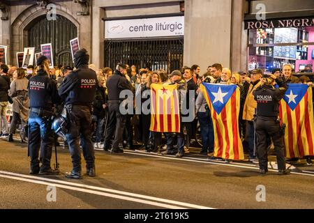 Barcellona, Spagna. 7 novembre 2023. I manifestanti hanno la bandiera dell'indipendenza della Catalogna durante la manifestazione. Una cinquantina di nazionalisti spagnoli con bandiere hanno cercato di rompere un evento chiamato dalla Commissione della dignità davanti alla stazione di polizia di Vía Laietana per chiedere che la stazione di polizia, l'ex quartier generale della polizia francosta, sia convertita in un Centro di interpretazione e memoria della repressione . Credito: SOPA Images Limited/Alamy Live News Foto Stock