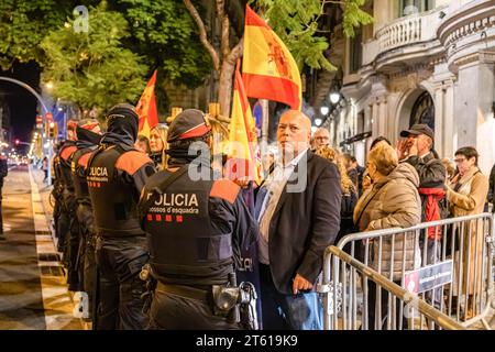 Barcellona, Spagna. 7 novembre 2023. I nazionalisti spagnoli sono visti durante la manifestazione dietro una linea di polizia. Una cinquantina di nazionalisti spagnoli con bandiere hanno cercato di rompere un evento chiamato dalla Commissione della dignità davanti alla stazione di polizia di Vía Laietana per chiedere che la stazione di polizia, l'ex quartier generale della polizia francosta, sia convertita in un Centro di interpretazione e memoria della repressione . Credito: SOPA Images Limited/Alamy Live News Foto Stock