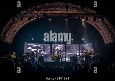 Die italienisch-britische Band dire Straits Legacy ist eine Tributband an die legendäre Britische Band um den Gitarristen Mark Knopfler. Hier bei einem Auftritt im Haus Auensee a Lipsia. Die Band setzt sich aus den ehemaligen Bandmitgliedern: Phil Palmer Gitarre Danny Cummings percussioni Mel Collins sassofono Alan Clark tastiera sowie der Produzentenlegende Trevor Horn Video Killed the Radiostar und den Italienern: MARCO CAVIGLIA, PRIMIANO DIBIASE und CRISTIANO MICALIZZI dire Straits Legacy Leipzig *** la band italo-britannica dire Straits Legacy è una tributo al leggendario British Ban Foto Stock