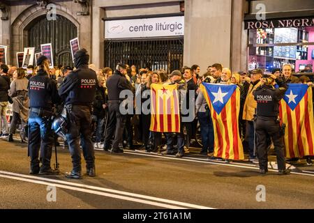 Barcellona, Spagna. 7 novembre 2023. I manifestanti hanno la bandiera dell'indipendenza della Catalogna durante la manifestazione. Una cinquantina di nazionalisti spagnoli con bandiere hanno cercato di rompere un evento chiamato dalla Commissione della dignità davanti alla stazione di polizia di Vía Laietana per chiedere che la stazione di polizia, l'ex quartier generale della polizia francosta, sia convertita in un Centro di interpretazione e memoria della repressione . (Foto di Paco Freire/SOPA Images/Sipa USA) credito: SIPA USA/Alamy Live News Foto Stock