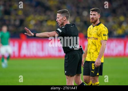 Dortmund, Germania. 7 novembre 2023. L'arbitro Alejandro Hernandez gesta durante la partita del Borussia Dortmund FC vs Newcastle United FC UEFA Champions League Round 1 girone F al BVB Stadion, Dortmund, Germania il 7 novembre 2023 credito: Every Second Media/Alamy Live News Foto Stock