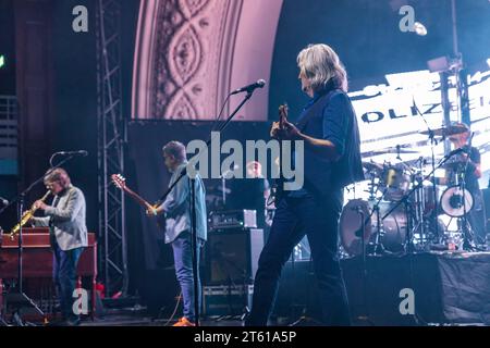 Die italienisch-britische Band dire Straits Legacy ist eine Tributband an die legendäre Britische Band um den Gitarristen Mark Knopfler. Hier bei einem Auftritt im Haus Auensee a Lipsia. Die Band setzt sich aus den ehemaligen Bandmitgliedern: Phil Palmer Gitarre Danny Cummings percussioni Mel Collins sassofono Alan Clark tastiera sowie der Produzentenlegende Trevor Horn Video Killed the Radiostar und den Italienern: MARCO CAVIGLIA, PRIMIANO DIBIASE und CRISTIANO MICALIZZI dire Straits Legacy Leipzig *** la band italo-britannica dire Straits Legacy è una tributo al leggendario British Ban Foto Stock